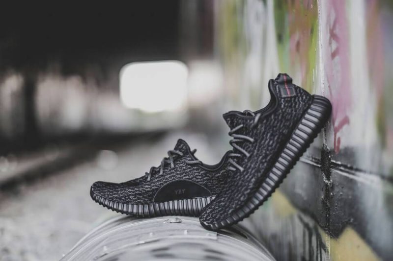 adidas yeezy boost 350 black closer look 09 960x640 592f8526 aae9 4c3f ad80 15a6caa7a06f